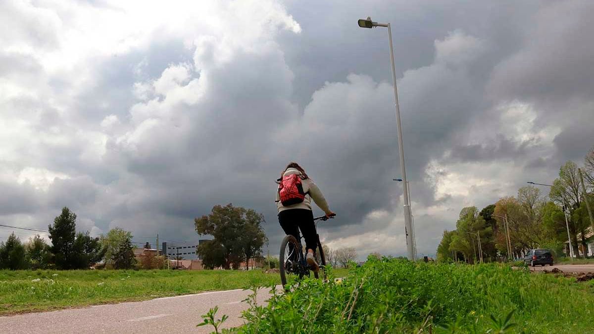 La semana se cierra con paraguas: Neuquén encara un finde pasado por agua y con viento a full