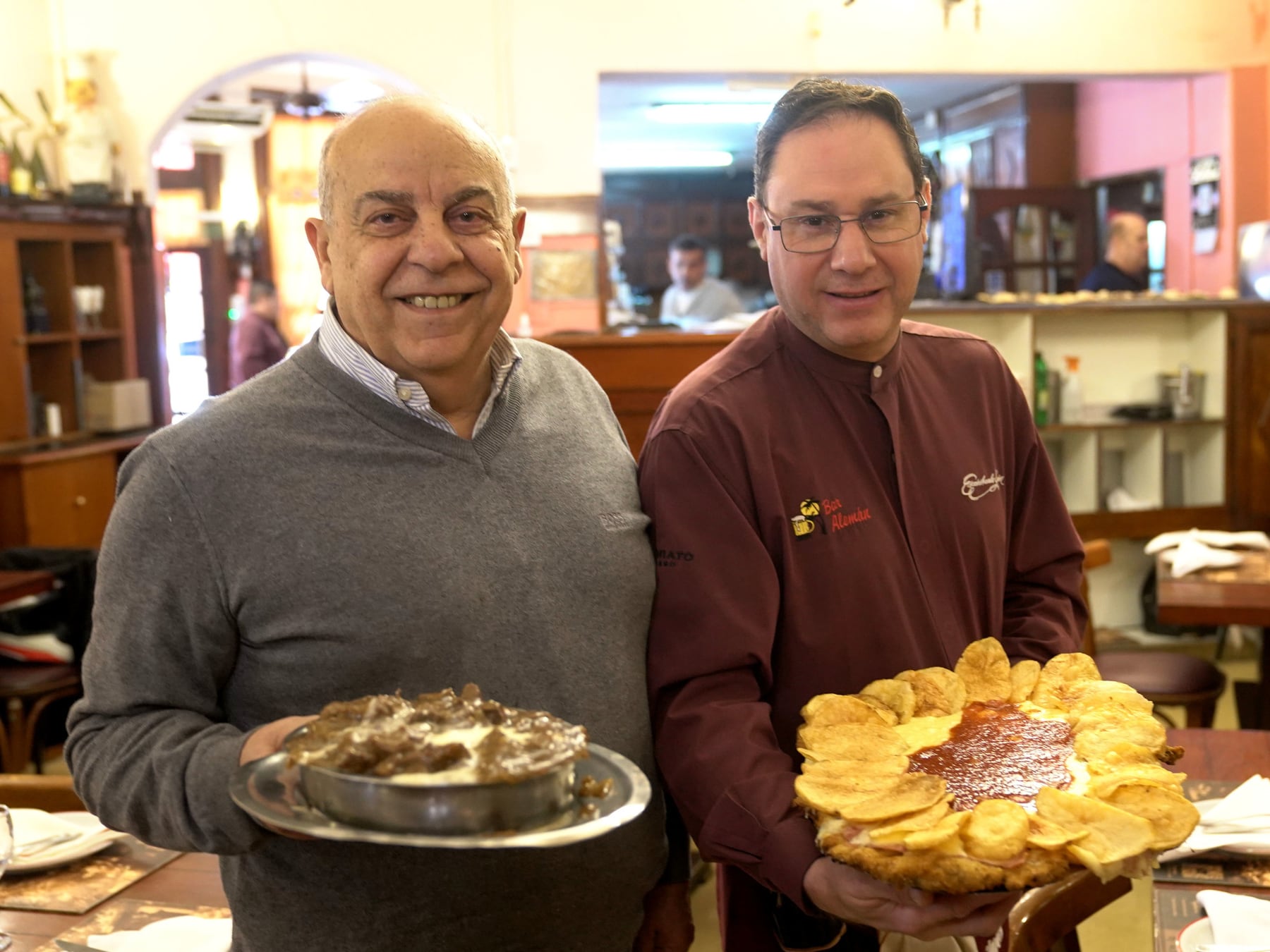El bodegón porteño que ostenta 118 años de historia y un récord mensual de milanesas