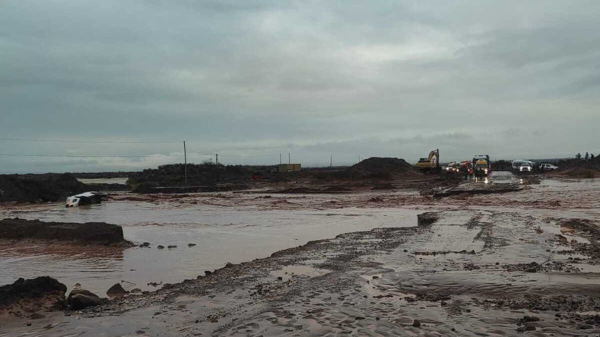 El barro se metió en las casas y cortó los caminos: Rincón de los Sauces pelea contra el temporal