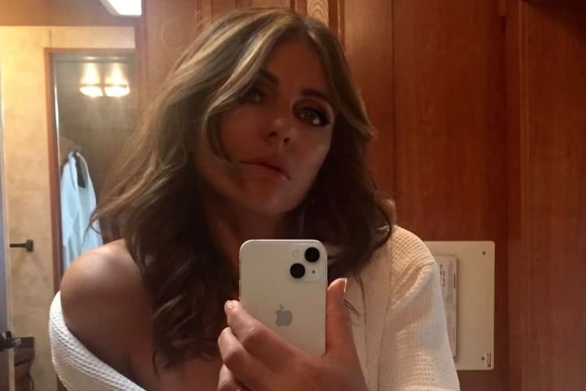 Elizabeth Hurley volvió al set de The Burbs y un anillo de diamantes volvió locos a sus fans