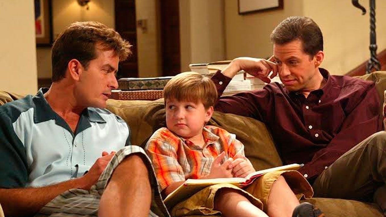 El reemplazo que nunca fue: Hugh Grant, a un paso de "Dos hombres y medio"