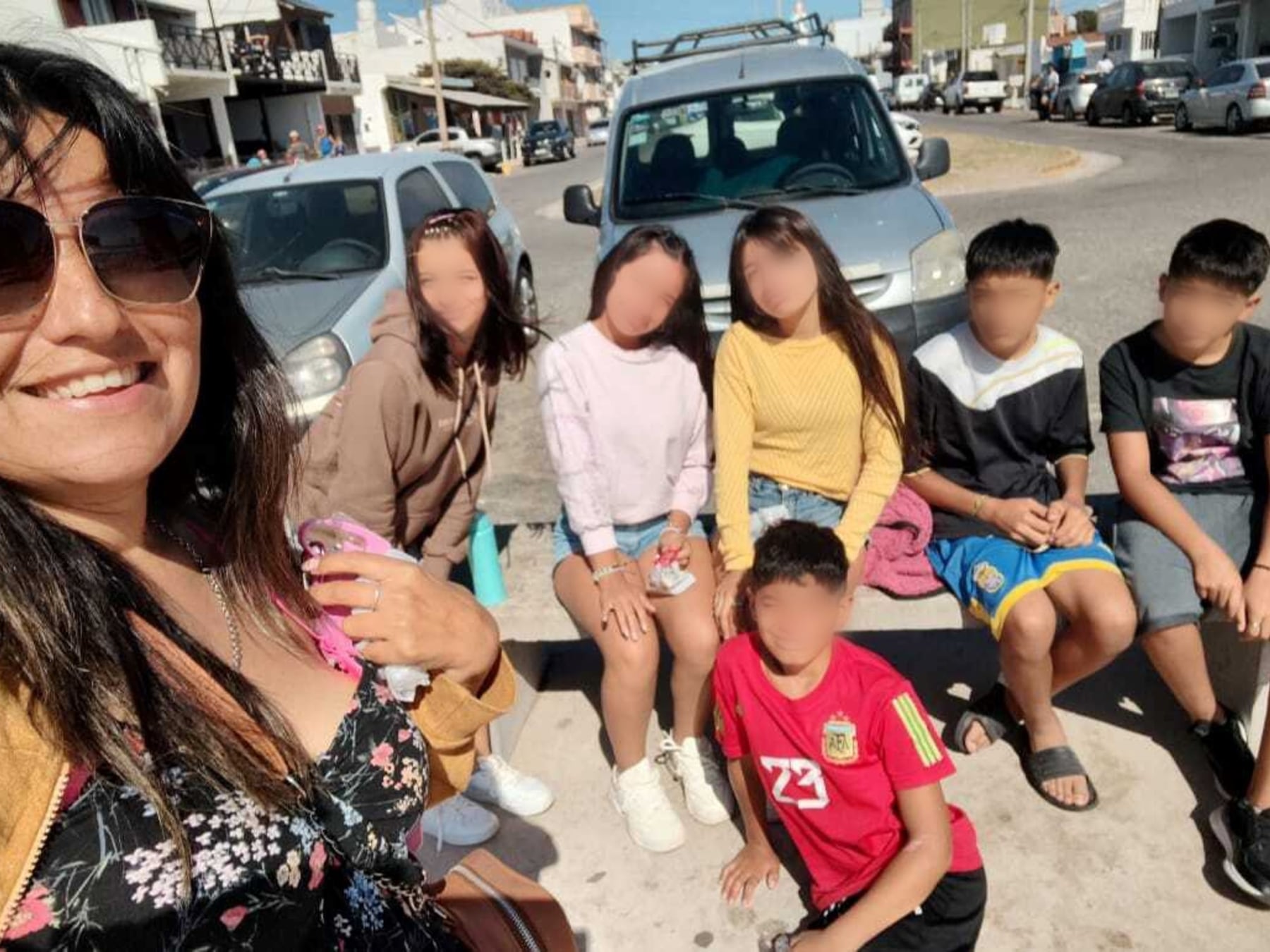 La maestra que les dio un hogar a seis hermanos y terminó armando una familia de nueve en la provincia