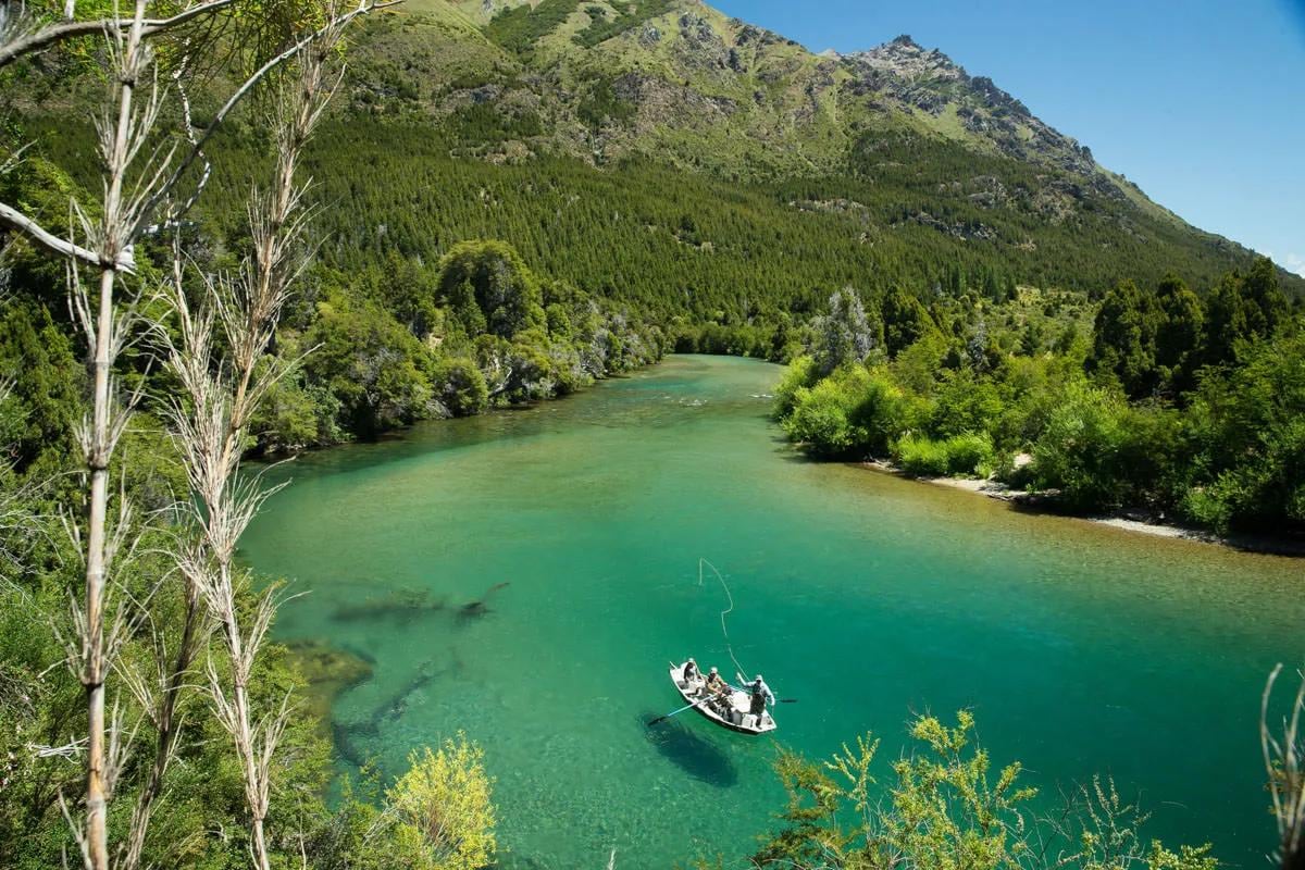 A orillas del Limay y del Neuquén, se abre la temporada de pesca con permisos que ya se tramitan por la web