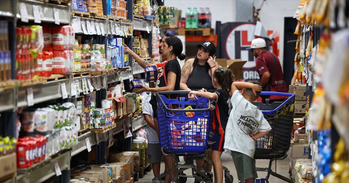 La inflación se afirma en una franja de 1,6% a 1,8% mensual y los analistas anticipan un zigzag hasta 2027