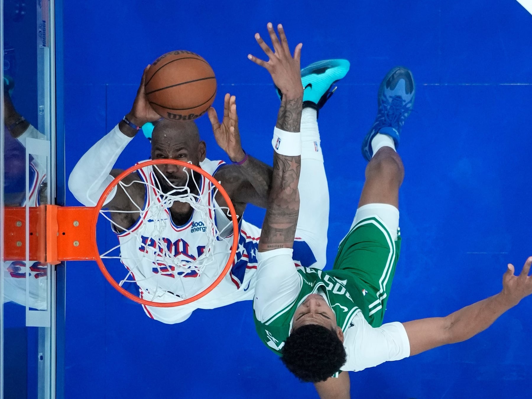 King James se puso la camiseta de los Sixers en el Xfinity y ya hizo volar el techo con una volcada antológica