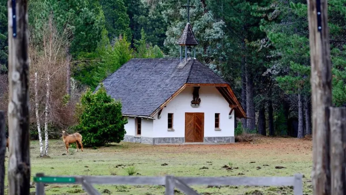 Meliquina guarda una capilla de cuentos alpinos entre sus bosques patagónicos
