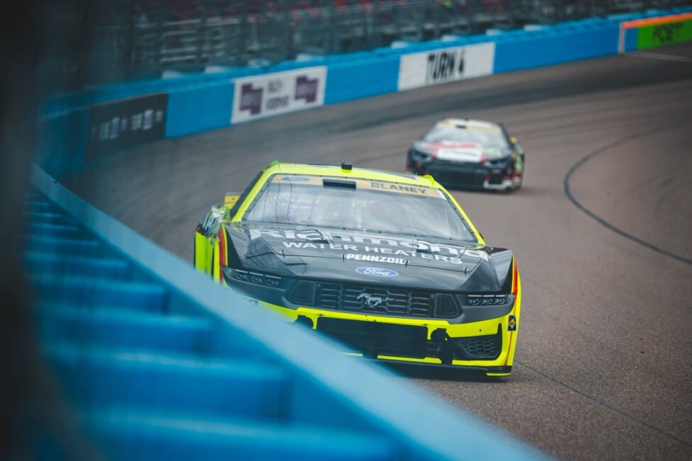 Blaney se quedó con la pole en Phoenix y la fiesta de Penske le complica la noche a Larson