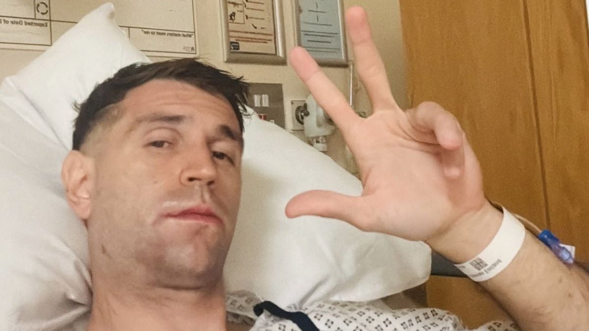 Dibu, mandíbula nueva y vuelta en puerta: el arquero ya pasó por el quirófano y manda calma desde la cama del hospital