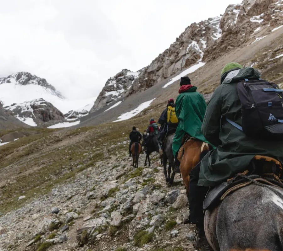 Una familia neuquina convierte la crianza de caballos en una experiencia de turismo rural en las puertas de Caviahue
