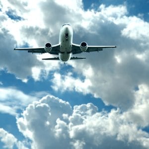 El boleto aéreo internacional que sale de Argentina carga 37% en impuestos: el récord regional