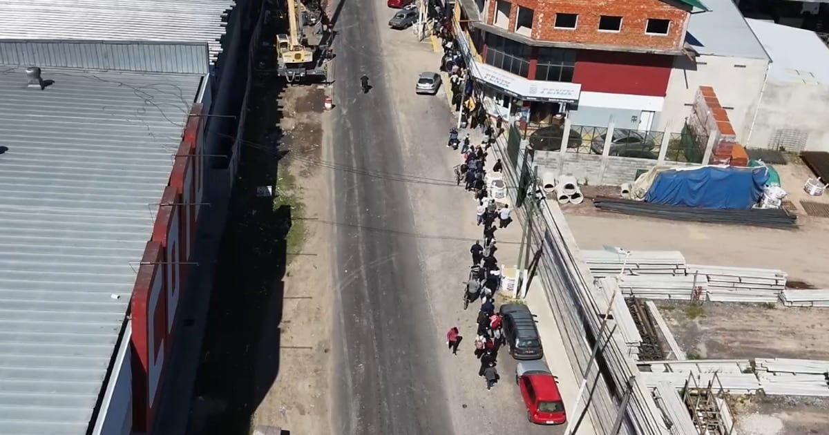 Una convocatoria para cubrir cuarenta vacantes reunió más de diez cuadras de fila en Ezeiza