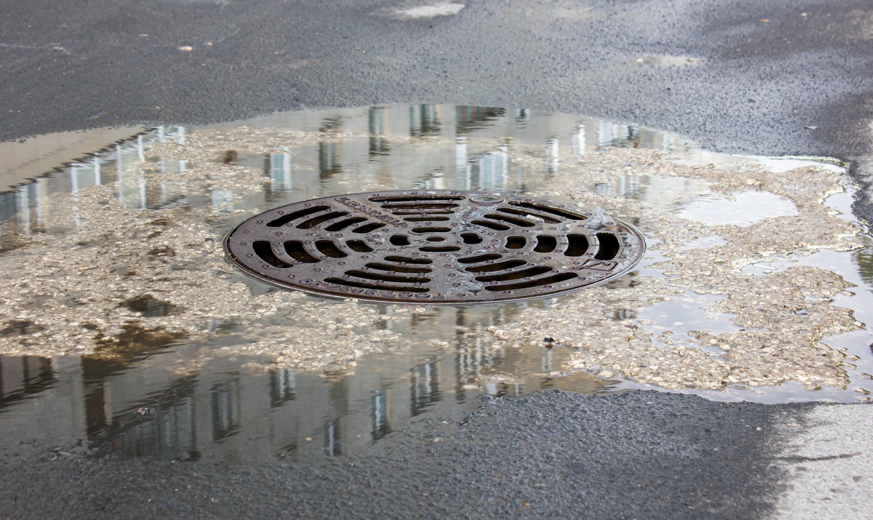 Tormentas en Neuquén: el operativo detrás de las rejas que el agua no se lleva puesta