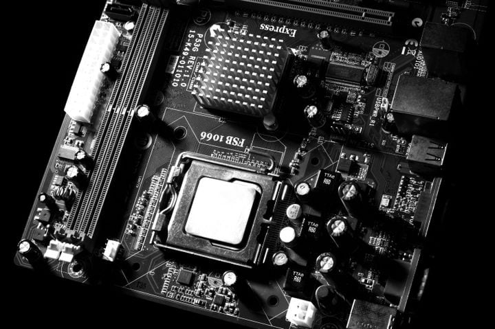 GIGABYTE se anima al anime: dos placas madre con estética de figurita y corazón AMD