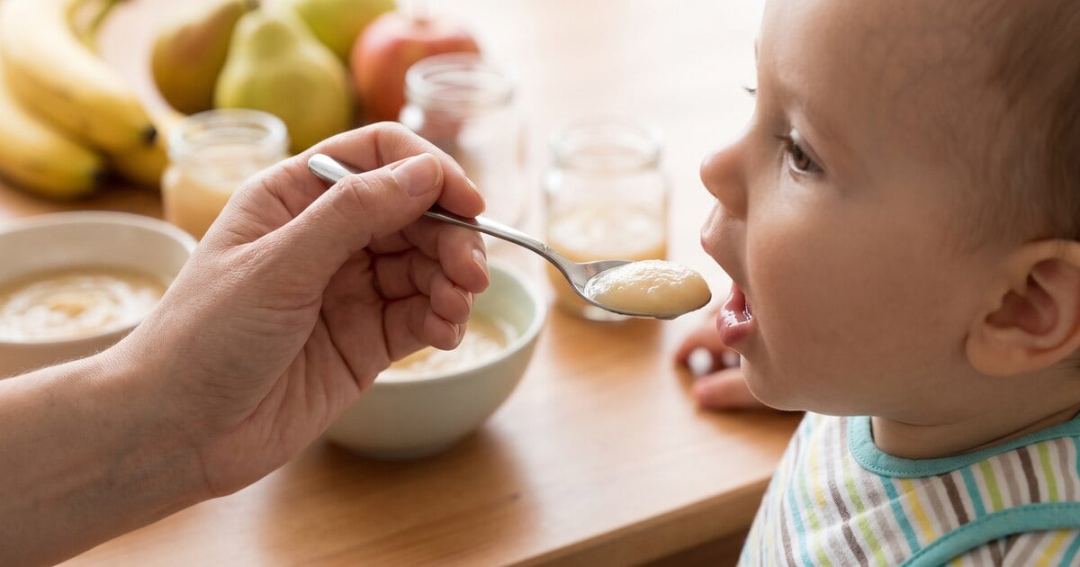 Alimentar a un bebé después de los seis meses: lo que la pediatra Eva Cueto advises a las familias