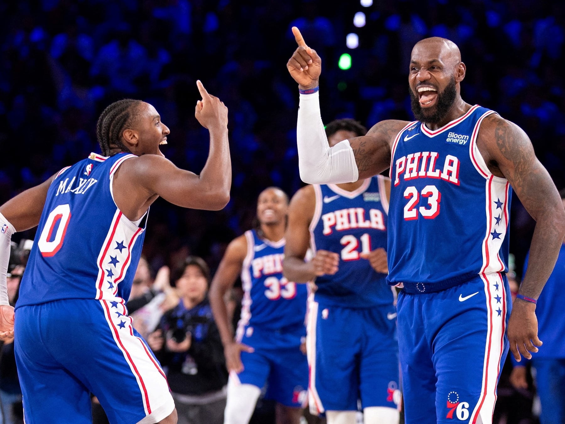 Philadelphia dio vuelta un partido imposible y debutó con LeBron a la victoria