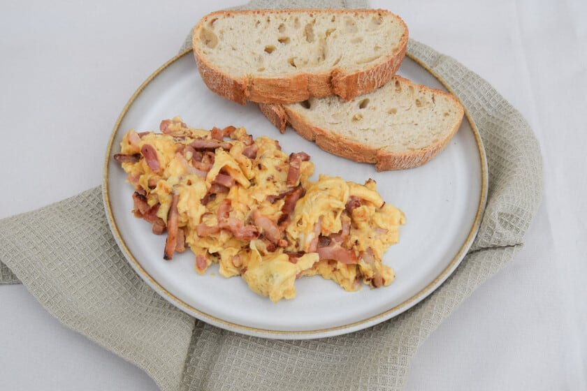 La clave para unos huevos revueltos con bacon cremosos y bien dorados