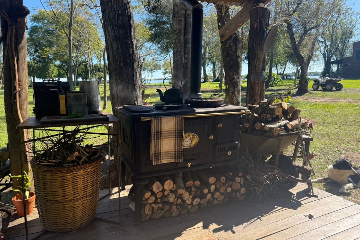 Una fábrica de Tres Arroyos sostiene la cocina a leña con 30 empleados y 128 años de trayectoria