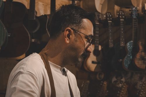 El oficio de fabricar charangos con madera elegida pieza por pieza
