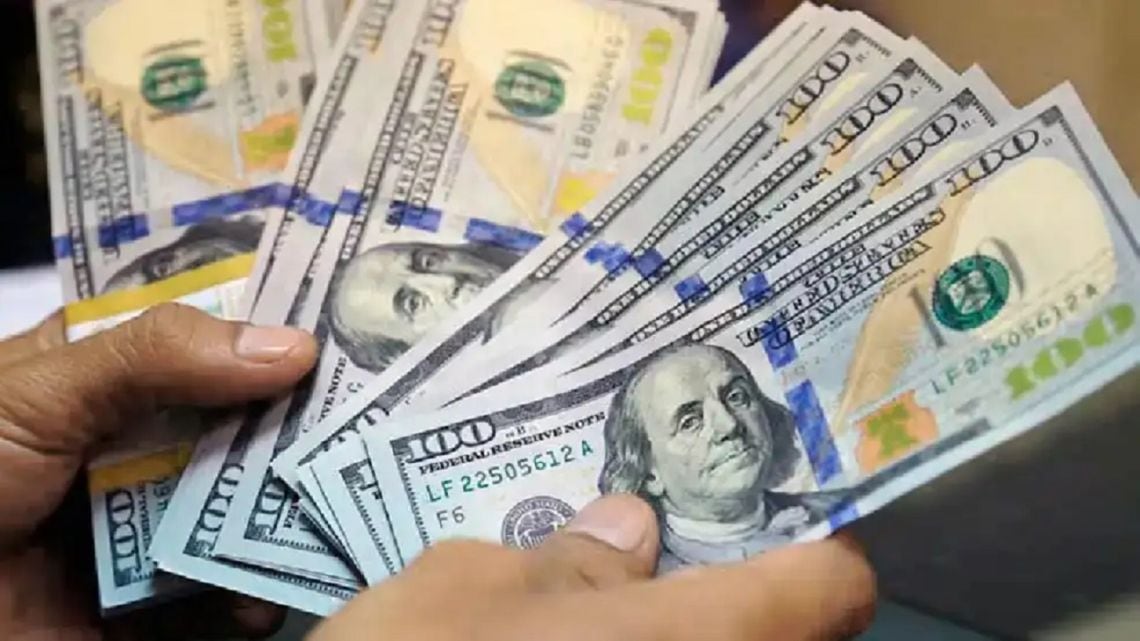 El dólar informal avanzó y terminó la jornada a 1.575 pesos