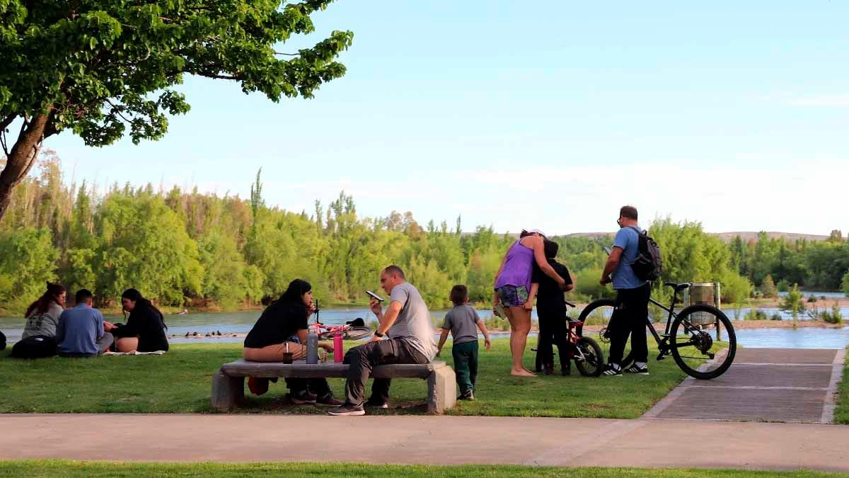 Sol, mate y descanso junto al Limay: así se vivió la tarde en la costa neuquina
